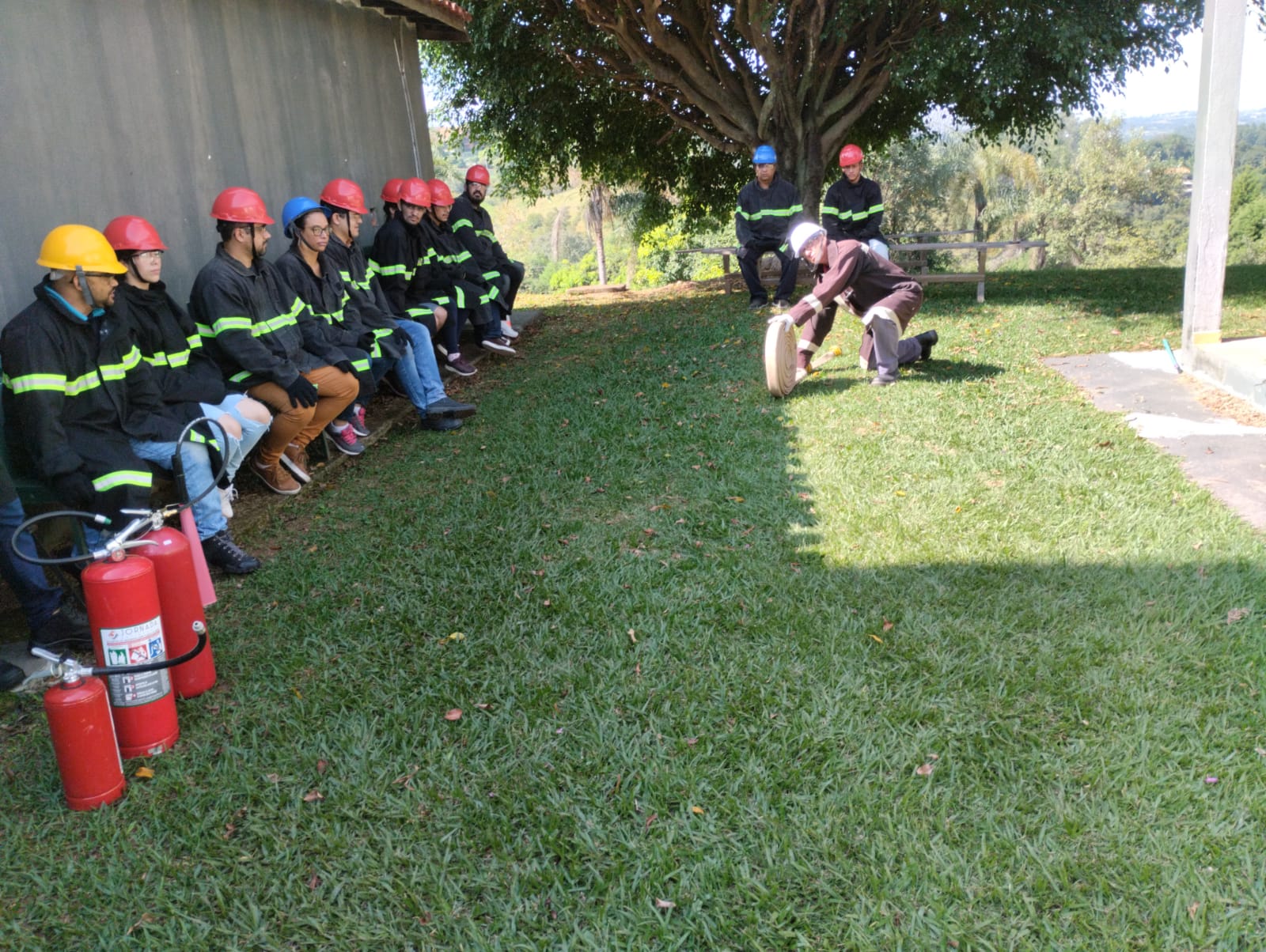 Simulação de combate a incêndio em área indoor do Centro de Treinamento Tecnoseg