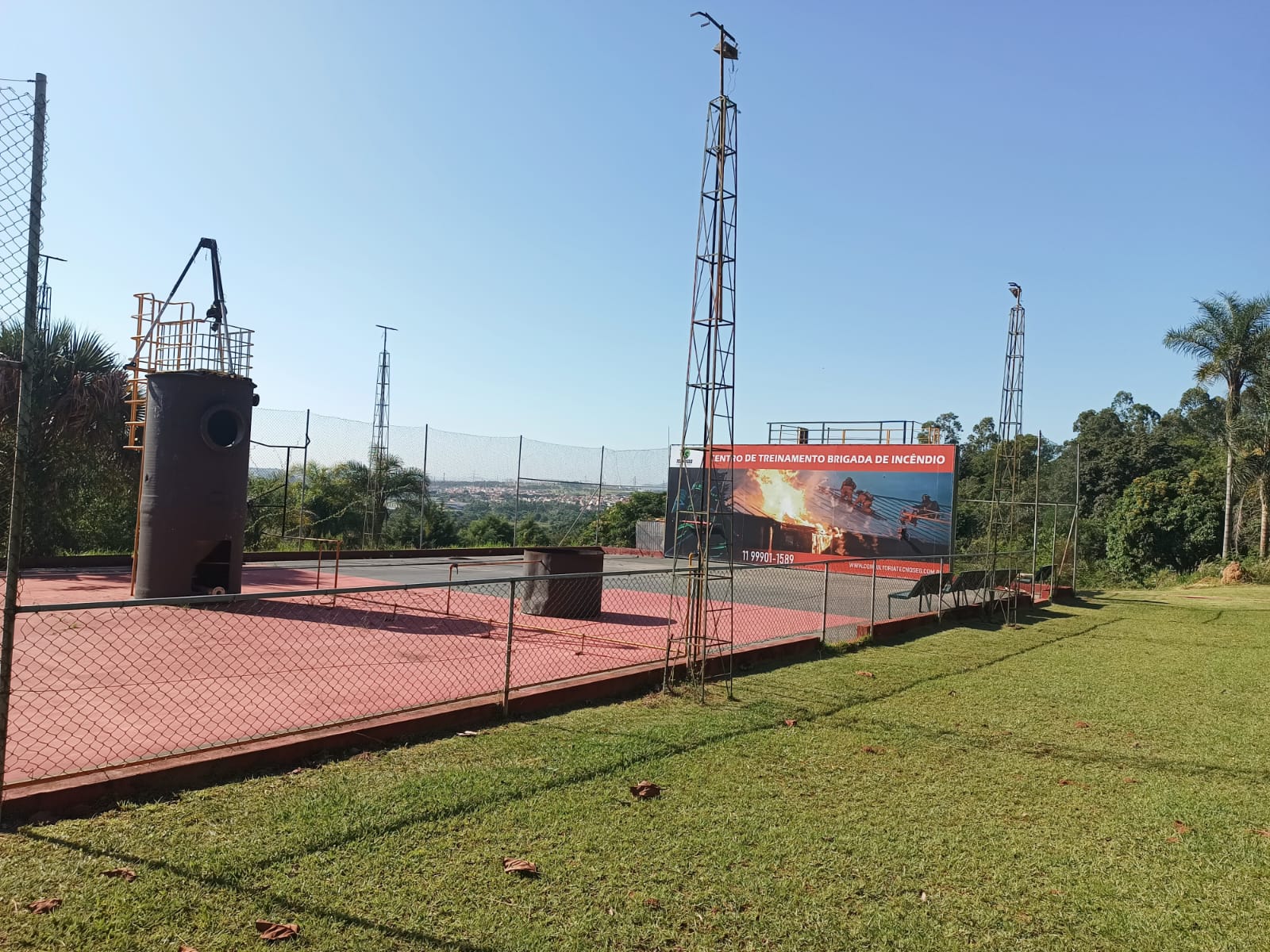 Área de simulação de incêndio ao ar livre no Centro de Treinamento Tecnoseg