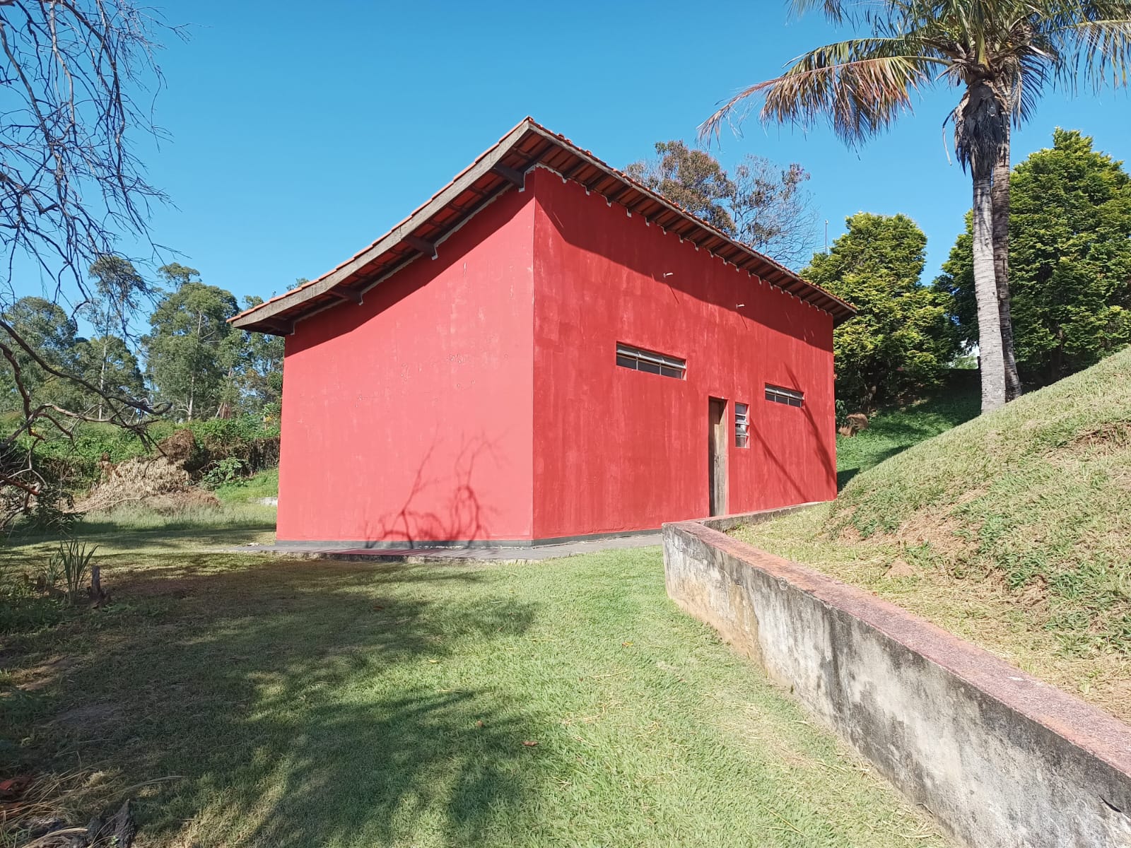 Vista geral dos vestiários e área de apoio do Centro de Treinamento Tecnoseg